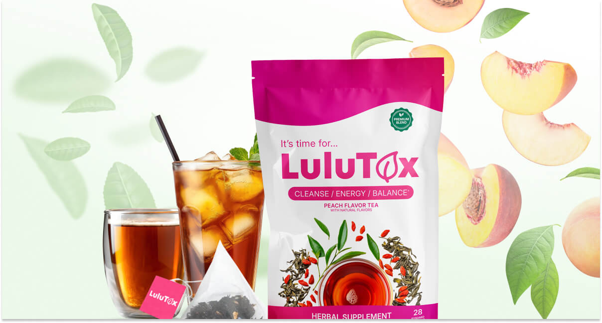 Opakowanie herbaty ziołowej Lulutox obok szklanki naparu i brzoskwiń